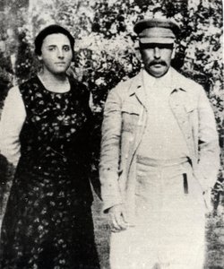 Sovyet lideri Josef Stalin, ikinci eşi Nadezhda Alliluyeva ile 1920