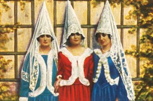 Mantillalı İspanyol kadınlar, c1928. by Unbekannt
