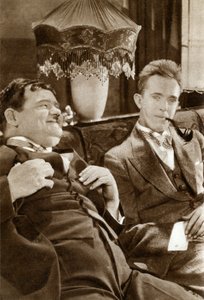 Stan Laurel ve Oliver Hardy, Amerikan merkezli komedi ikilisi, 1933 by Unbekannt