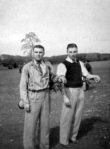 Stanley Matthews ve Eddie Hapgood, bir golf turu sırasında atışlar arasında duraklıyor, 1945 by Unbekannt