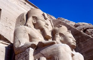 Ramses II heykelleri, ana tapınağın önünde, Abu Simbel, Mısır, MÖ 13. yüzyılın başlarında by Unbekannt
