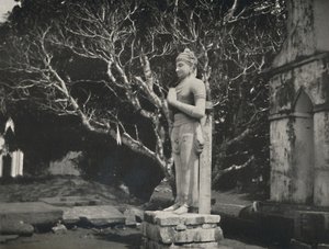 Ruwanwali Dagoba yakınlarındaki taş figür, Anuradhapura, 1926 by Unbekannt