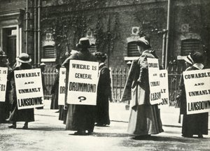 Suffragettes bir hapishanenin önünde gösteri yapıyor, Londra, 1914, 1947. by Unbekannt