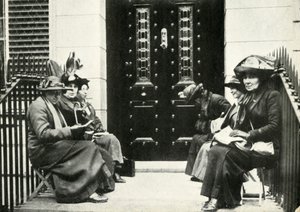 Suffragettes Sir Edward Carsons Londra evinin kapısında bekliyor, 6 Nisan 1914, 1947. by Unbekannt