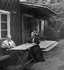 İsveçli yazar Selma Lagerlöf ve annesi Louise, 1909 by Unbekannt