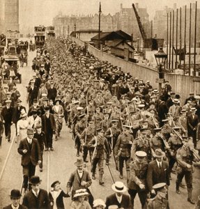 Yaz Kampından Bölgeler - Teriyerler Westminster Köprüsü üzerinde kolayca yürüyor, 1914-1918, 1933. by Unbekannt