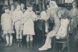 Sinir hastalığı belirtisi için patella refleksinin test edilmesi, c1935 by Unbekannt