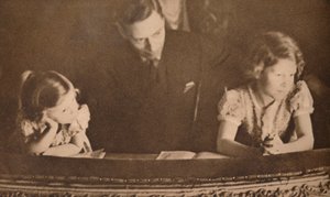 York Dükü ve Prensesler Elizabeth ve Margaret pandomimde, 6 Şubat 1935. by Unbekannt