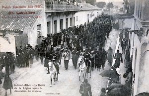 Fransız Yabancı Lejyonu Sidi Bel Abbes sokaklarında geçit töreni yapıyor, Cezayir, 1906 by Unbekannt