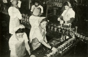 Büyük Somon Endüstrisi - Konserve bölümünde çalışan Hintli kızlar, c1948. by Unbekannt