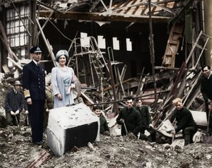 Kral ve Kraliçe, bomba hasarını araştırıyor, Buckingham Sarayı, Londra, İkinci Dünya Savaşı, 1940 by Unbekannt
