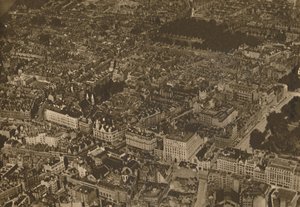 Yeni ve Heyecanlı Bir Bakış Açısından Tanıdık Sokakların Yapbozu, c1935. by Unbekannt
