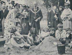 Kraliçe Çocuk Oyun Alanı Açıyor, 1936, 1937. by Unbekannt