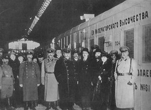 Rus Savaş Bakanı cepheye giden bir Kızılhaç trenini teftiş ediyor, 1915 by Unbekannt
