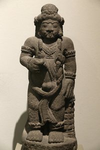 Victoria ve Albert Müzesi. Destansı Bir Dramadan Koruyucu Figür. Volkanik taş. Endonezya (Doğu Java). 1400-1500. Majapahit dönemi. Birleşik Krallık by Unbekannt