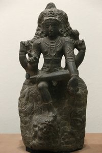 Victoria ve Albert Müzesi. Shiva, Dakshinamurti olarak. 1200-1300. Geç Chola dönemi. Granit. Güney Hindistan (Tamil Nadu). Birleşik Krallık by Unbekannt