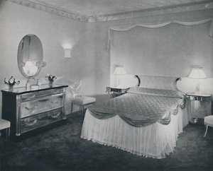 Pleksiglasın canlı nitelikleri bu yatak odasında avantaj sağlamak için kullanılmıştır, 1942. by Unbekannt