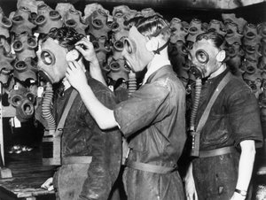 Gaz maskesi takan üç adam, 1930