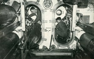 Bir İngiliz denizaltısının torpido tüpleri, İkinci Dünya Savaşı, 1945. by Unbekannt