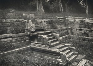 Bir tuğla yüzme havuzundaki merdivenler, Anuradhapura, 1926 by Unbekannt