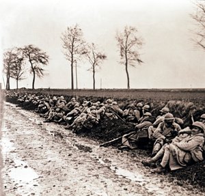 Bir yolun kenarında dinlenen birlikler, kuzey Fransa, c1914-c1918 by Unbekannt