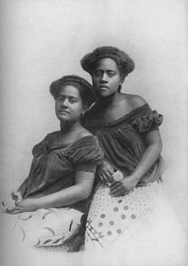 Saçları Avrupa tarzında giyinmiş iki Fiji prensesi, 1902 by Unbekannt
