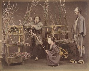 [Çiçekli Dallarla Poz Veren İki Japon Erkek ve Bir Japon Kadın], 1870'ler., by Unbekannt