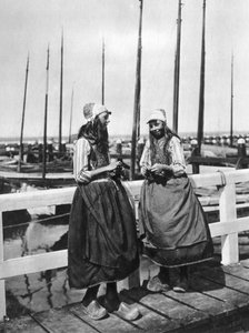 İniş sahnesindeki iki kız, Marken, Hollanda, c1934 by Unbekannt