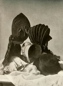 İki ipek kalas, binici şapkası, Quaker bone, şapka, eldiven ve etek, 18. yüzyıl, 1937. by Unbekannt