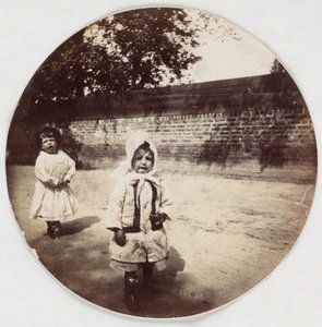 "Bir duvar kenarında yürüyen iki küçük çocuk", les annees 1890 by Unbekannt