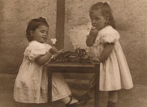 Bir masanın yanında iki genç kız, 1937. by Unbekannt