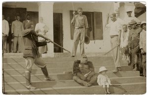 Evcilleştirilmiş bir goril, c.1910 (s / b fotoğraf) by Unbekannt
