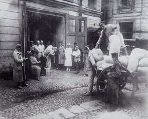 Yiyecek boşaltma, Bilim Adamları Evi, Petrograd, Rusya, c1920-c1924 by Unbekannt