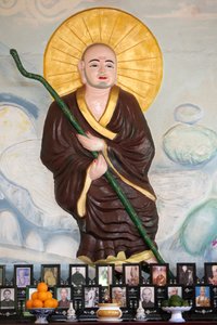 Van Hanh zen Budist Manastırı. Atalar için Vietnam sunağı üzerinde Budist Keşiş. Ölülerin saygısı. Dalat. Vietnam by Unbekannt