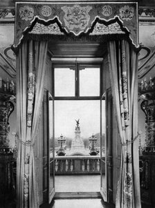 Buckingham Sarayı'nın içinden Victoria Anıtı'nın görünümü, Londra, 1935 by Unbekannt