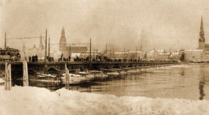 Dwina, Riga, Letonya üzerinde yüzen köprünün görünümü. 1915 (fotoğraf) by Unbekannt