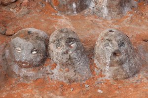 Bir manastırın girişinde Voodoo fetişleri. Togoville, Togo by Unbekannt