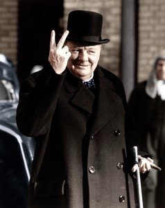 Winston Churchill, ünlü V for Victory tabelasını yaparken, 1942 by Unbekannt