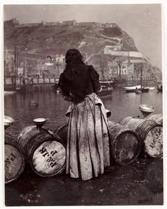 Kadın ve variller, Whitby Limanı, c 1905 by Unbekannt