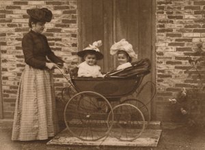 Bebek arabasındaki kadın ve çocuklar, 1937 by Unbekannt