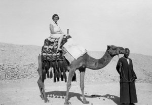 Kadın deve turunda, Mısır, c1920s-c1930s by Unbekannt