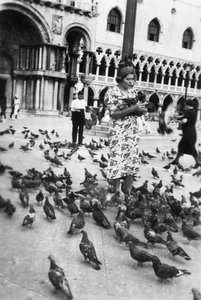 Güvercinlerle çevrili kadın, San Marco Meydanı, Venedik, İtalya, 1938 by Unbekannt