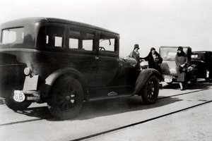Kadınlar ve park etmiş arabalar, 1930 by Unbekannt
