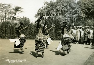 Kadın dansçılar performans sergiliyor, Sierra Leone, 20. yüzyıl by Unbekannt