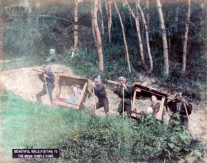 Mayasan Ay Tapınağı'nı ziyaret eden tahtırevanlı kadınlar, Kobe, Japonya by Unbekannt