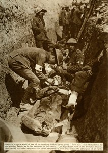Siperlerde tedavi gören yaralı asker, Somme Muharebesi, Birinci Dünya Savaşı, 1916, 1935. by Unbekannt