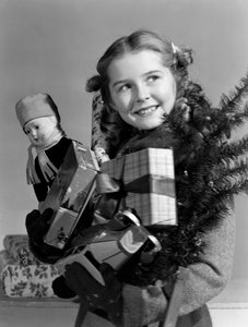 Bir kucak dolusu Noel hediyesi taşıyan genç kız, 1950 doları by Unbekannt