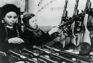 Bir Rus fabrikasında makineli tüfek montajı yapan genç kızlar, 1943 by Unbekannt