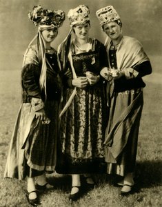 Geleneksel kostümlü genç kadınlar, Styria, Avusturya, c1935. by Unbekannt
