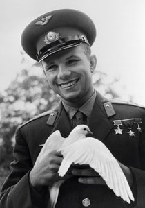 Yuri Gagarin, Rus kozmonot, c1963-c1964 by Unbekannt
